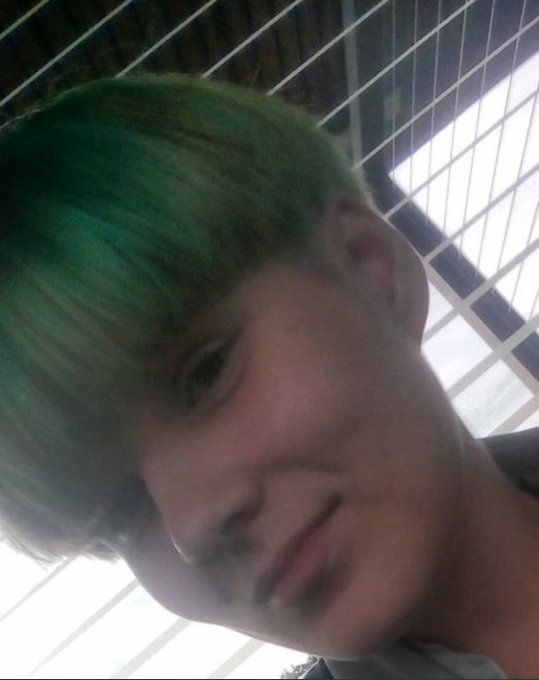Nah-Selfie: @nelliedlich_trägt kurze grüne Haare 
